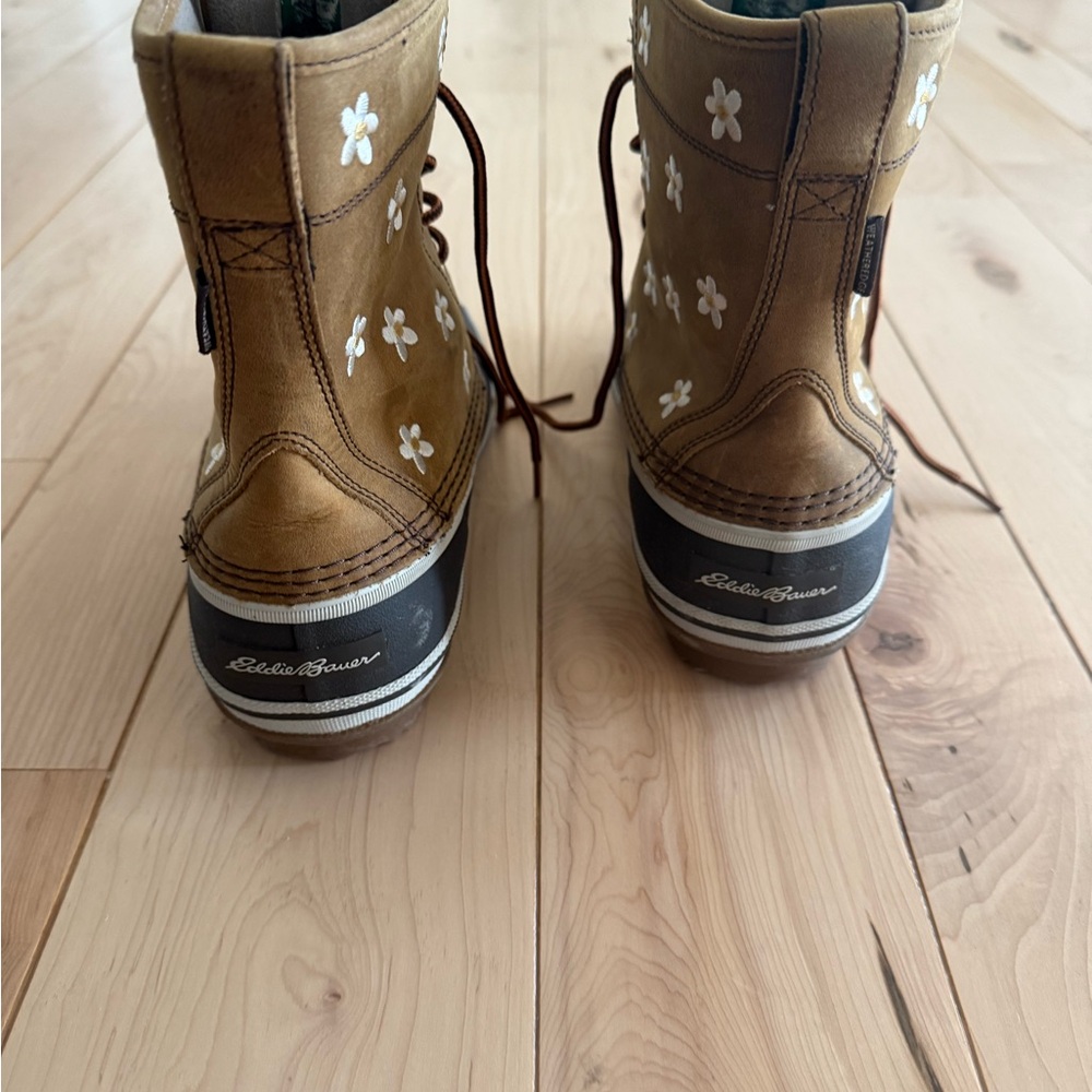 Eddie Bauer x THE GREAT Daisy Embroidered Duck Boots - Picture 4 of 8